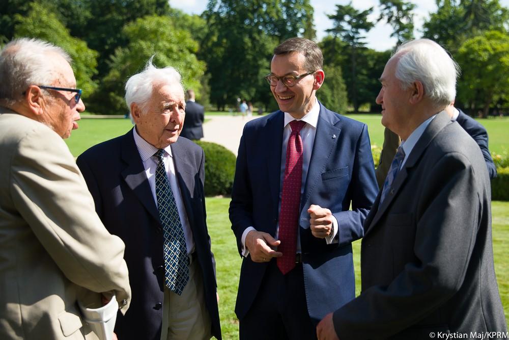 Premier Mateusz Morawiecki rozmawia z powstańcami oraz kombatantami.
