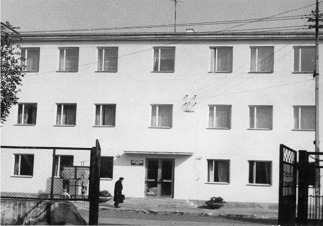 Czarno-biały widok unowocześnionego budynku szkoły
