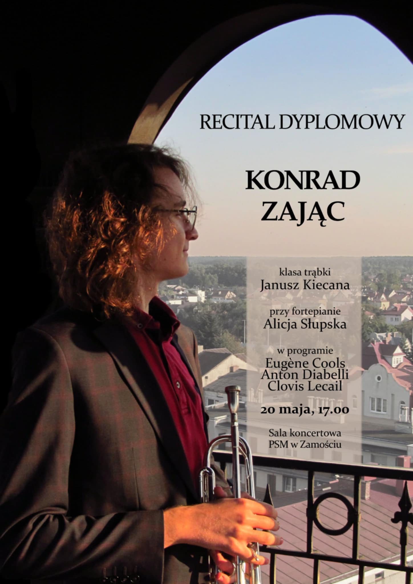 Na plakacie znajduje się młody mężczyzna z długimi, kręconymi włosami, ubrany w bordową koszulę i szarą marynarkę, trzymający trąbkę. Stoi bokiem i patrzy w dal, w tle widać panoramę miasta oraz balustradę. W górnej części plakatu widnieje napis: „RECITAL DYPLOMOWY KONRAD ZAJĄC”, niżej informacje: „klasa trąbki Janusz Kiecana, przy fortepianie Alicja Słupska, w programie Eugene Cools, Anton Diabelli, Clovis Lecail, 20 maja, 17.00, Sala koncertowa PSM w Zamościu”.