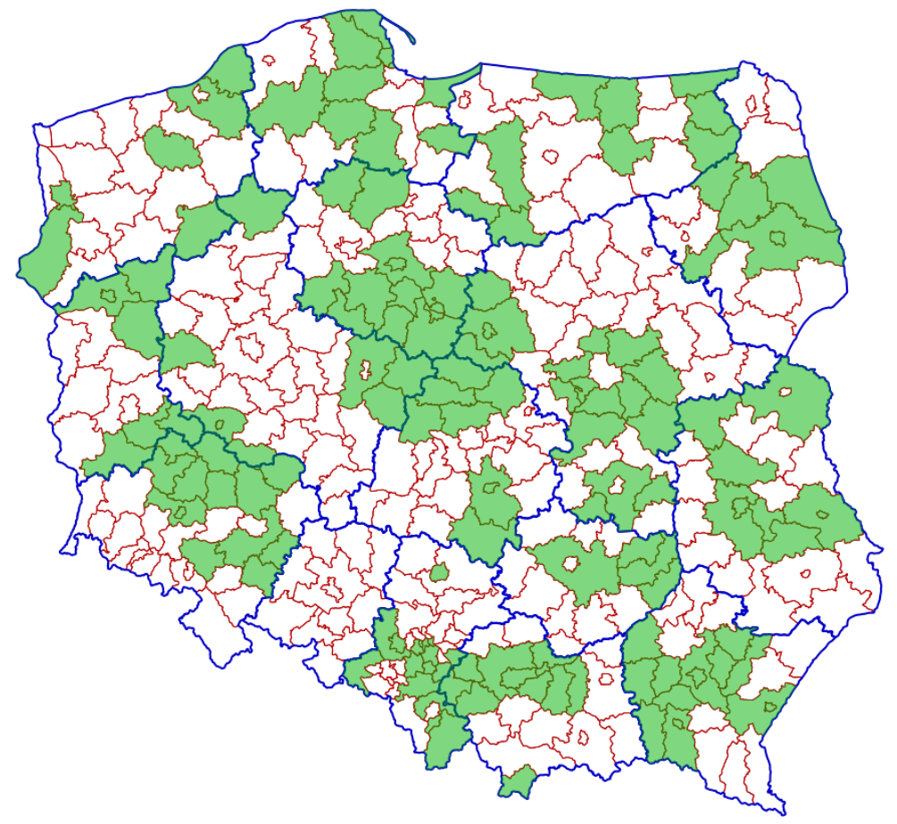 Ilustracja przedstawia mapę polski zawierającą granice administracyjne województw i powiatów. Kolorem zielonym zostały zaznaczone powiaty, które uruchomiły odbieranie zawiadomień elektronicznych o zmianach w Księgach Wieczystych.