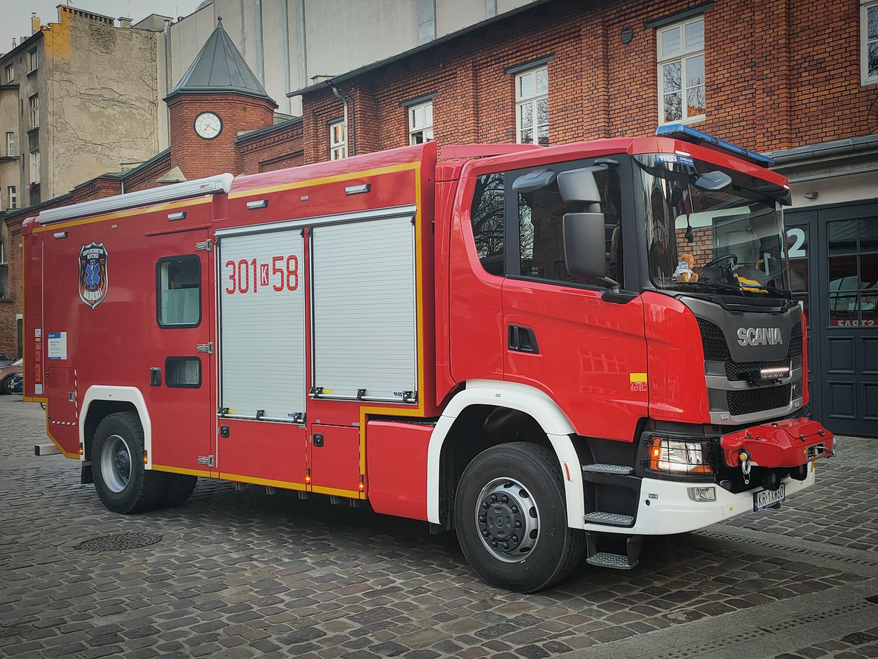 Zdjęcie przedstawia widok samochodu na tle garaży JRG 1