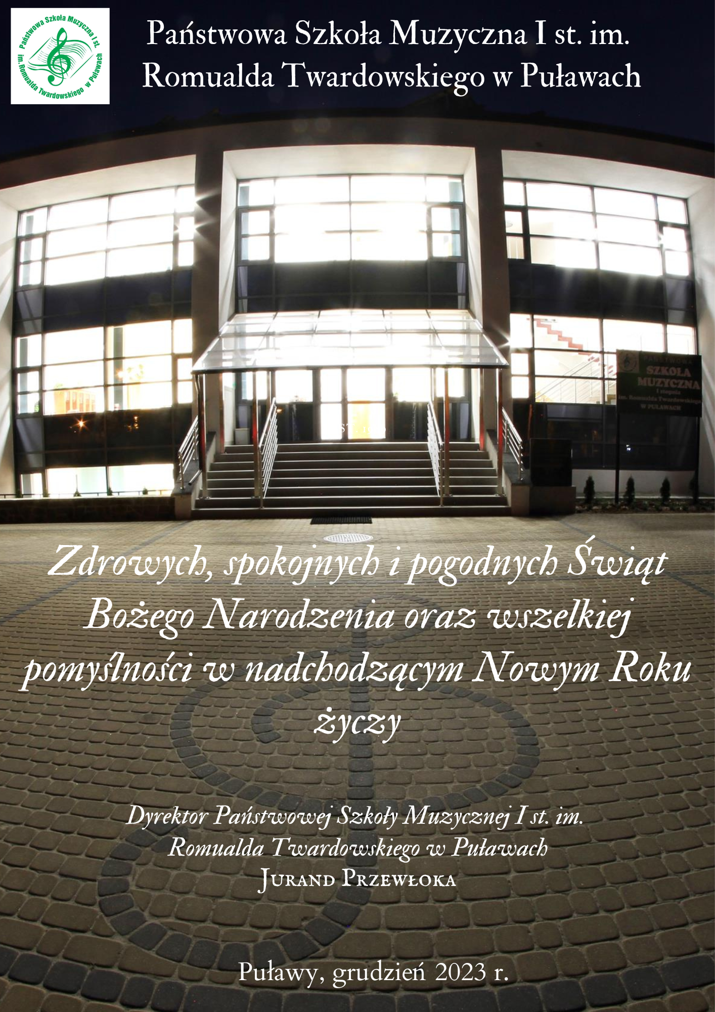 Życzenia z okazji Świąt Bożego Narodzenia na tle zdjęcia oświetlonej szkoły o zmroku