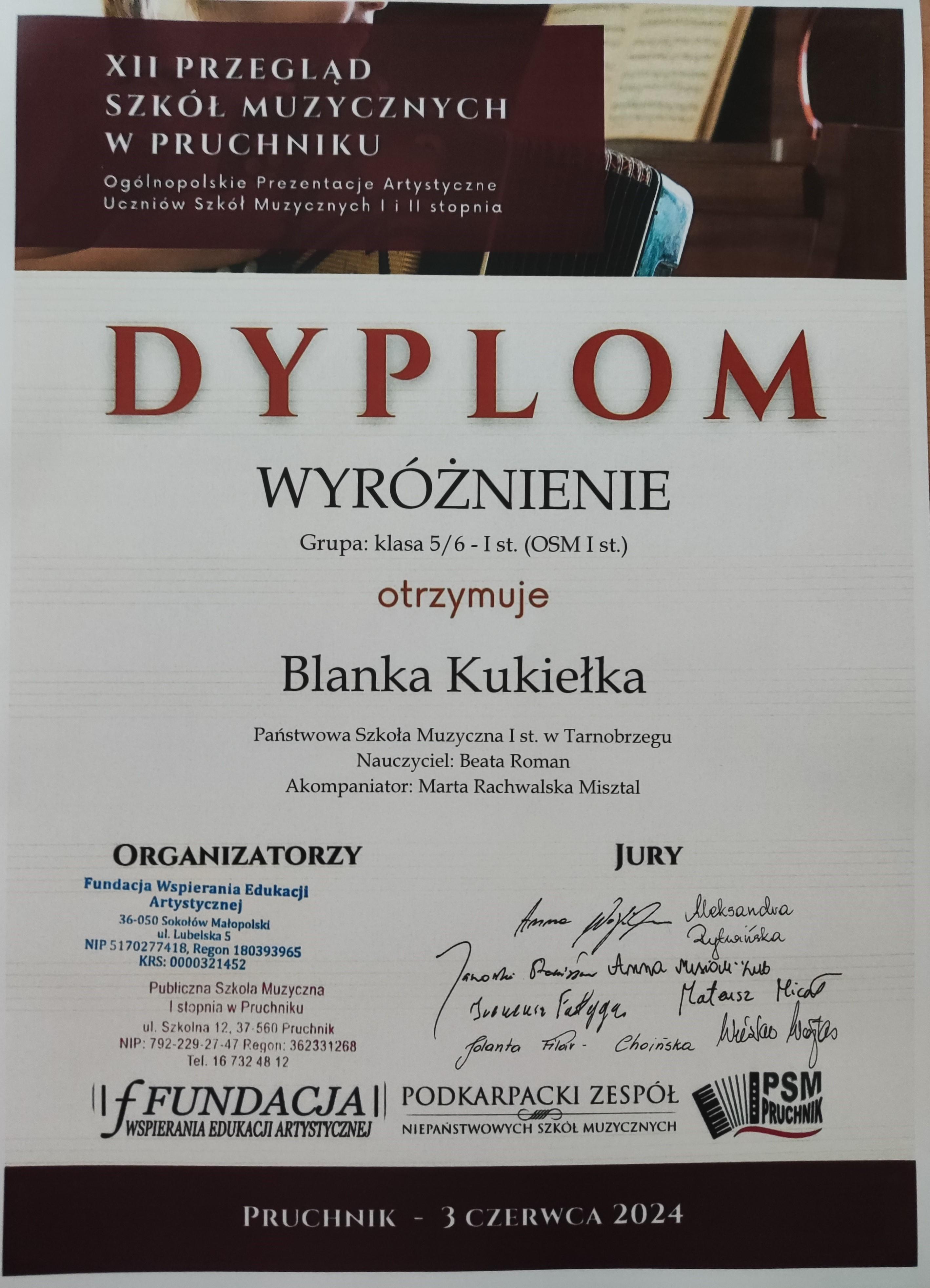 Dyplom wyróżnienia. Na dole dyplomu widnieją organizatorzy oraz podpisy Jury.