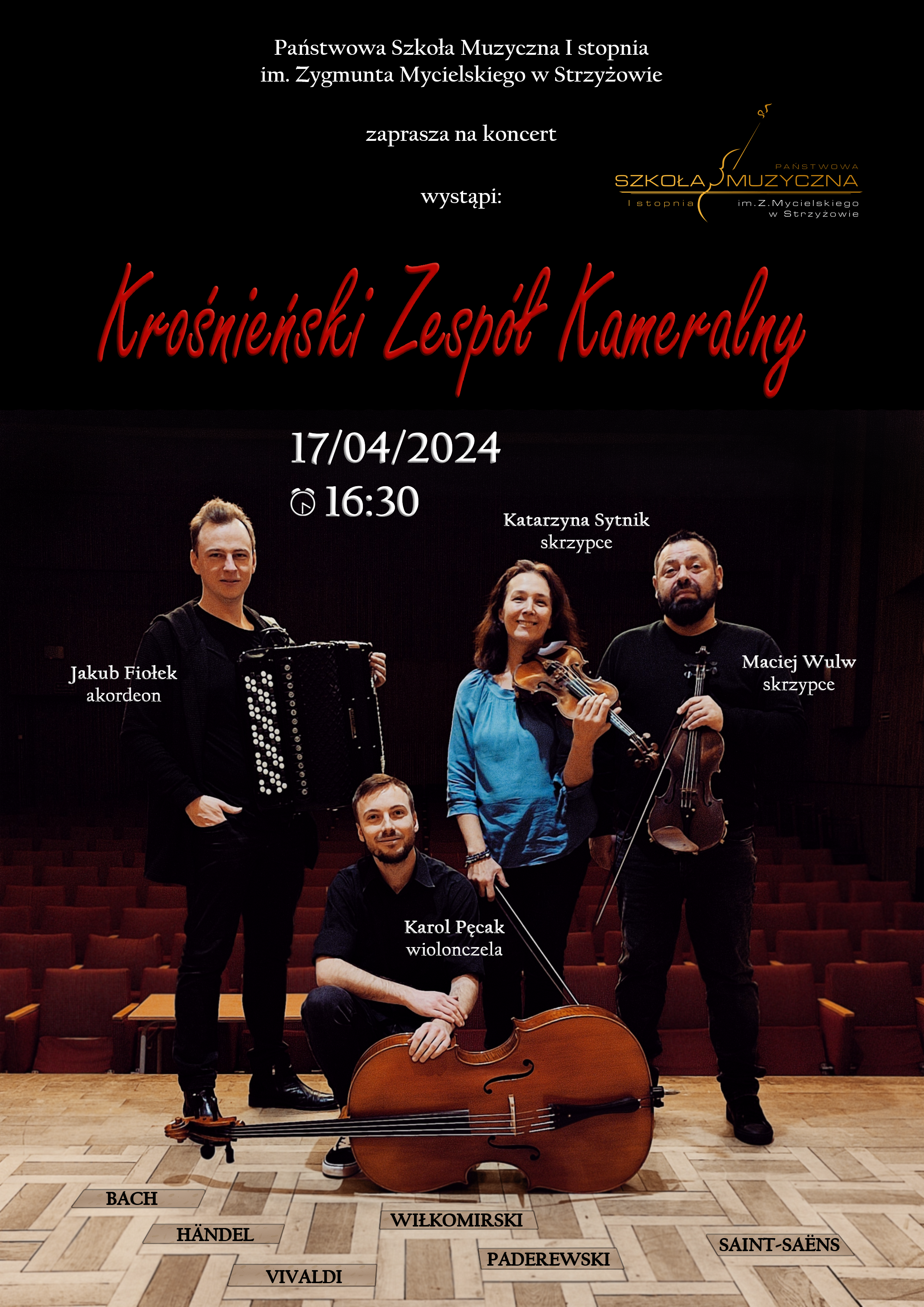 Plakat, którego tło stanowi zdjęcie członków Krośnieńskiego Zespołu Kameralnego. Muzycy stoją na scenie, tyłem do widowni. Od lewej: akordeonista, wiolonczelista (kucający), skrzypaczka i skrzypek. Za ich plecami widać czerwone fotele, które płynnie przechodzą w jednolitą czerń. Na plakacie umieszczono białe napisy informujące o miejscu, dacie i godzinie koncertu. Wyróżniającym się napisem jest „Krośnieński Zespół Kameralny” w czerwonym kolorze. W prawym górnym rogu – logo PSM w Strzyżowie. Przy każdym muzyku na zdjęciu umieszczono Imię, Nazwisko oraz instrument. W panele podłogi sceny wpisano nazwiska kompozytorów (na czarno).