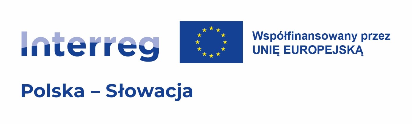 Na grafice znajdują się elementy identyfikacji wizualnej programu Interreg Polska – Słowacja, współfinansowanego przez Unię Europejską. Po lewej stronie widoczny jest napis „Interreg” w niebieskim, gradientowym stylu. Pod nim znajduje się napis „Polska – Słowacja” w ciemnoniebieskim kolorze. Po prawej stronie umieszczono flagę Unii Europejskiej – niebieski prostokąt z dwunastoma żółtymi gwiazdami ułożonymi w okręgu. Obok flagi znajduje się tekst: „Współfinansowany przez UNIĘ EUROPEJSKĄ”, również w niebieskim kolorze.