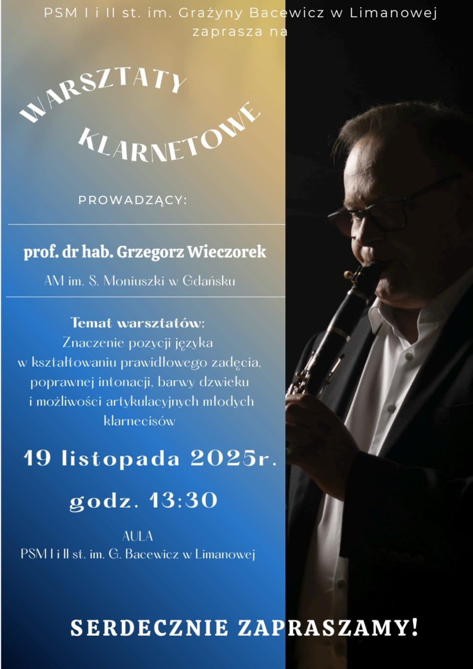 Plakat, po lewej stronie na niebieskim tle tekst: Państwowa Szkoła Muzyczna I i II stopnia w Limanowej zaprasza na warsztaty klarnetowe, prowadzący profesor dr hab Grzegorz Wieczorek Akademia Muzyczna w Gdańsku, temat warsztatów: znaczenie pozycji języka w kształtowaniu prawidłowego zadęcia, poprawnej intonacji, barwy dźwięku i możliwości artykulacyjnych młodych klarnecistów, 19 listopada 2025 rok o godzinie 13.30 aula PSM w Limanowej serdecznie zapraszamy. Po stronie prawej zdjęcie wykładowcy grającego na klarnecie.