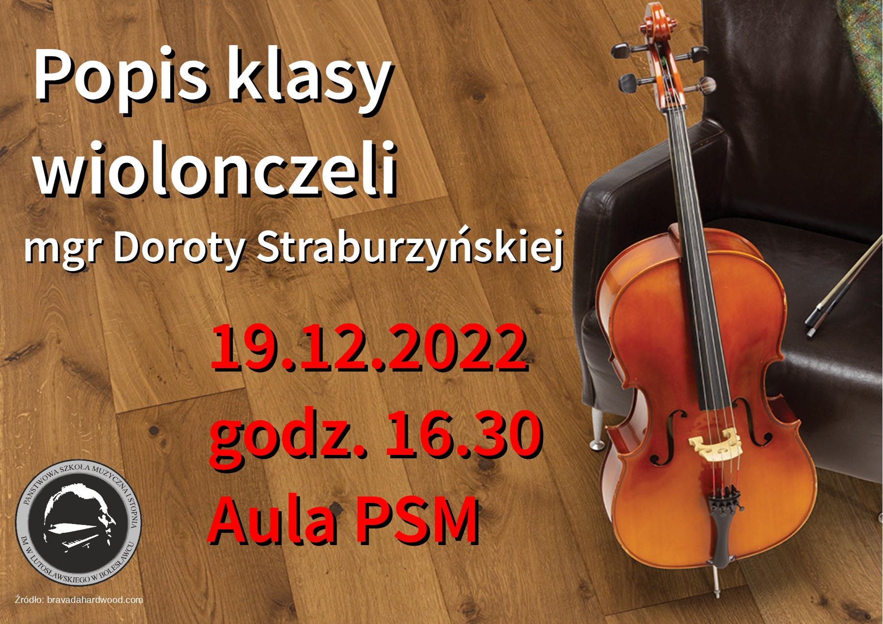Zdjęcie przedstawiające na głównym planie, po prawej stronie wiolonczelę opartą o czarny skórzany fotel. W tle znajduje się podłoga w postaci brązowych paneli drewnopodobnych. W kolorze białym znajduje się napis o treści: "Popis klasy wiolonczeli Doroty Straburzyńskiej".