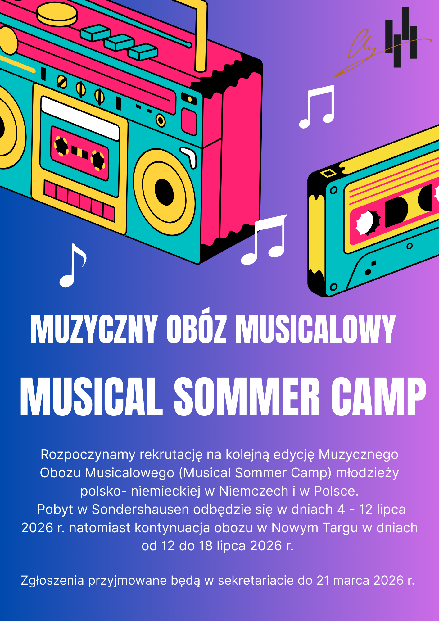 Plakat ma orientację pionową i jest utrzymany w bardzo żywej, nowoczesnej stylistyce pop-art. Dominują na nim intensywne kolory: fiolet, róż, błękit oraz żółć. Górna część (Grafika): W lewym górnym rogu widnieje duża, stylizowana ilustracja magnetofonu typu "boombox" w kolorach turkusowym, różowym i żółtym. Obok niego, po prawej stronie, unosi się żółta kaseta magnetofonowa oraz białe nutki, co nadaje całości dynamiczny, muzyczny charakter. W prawym górnym rogu umieszczono logotyp wydarzenia. Środkowa część (Napisy): Na przejściu tonalnym (gradiencie) z błękitu w różowy fiolet umieszczono duże, białe i pogrubione napisy: "MUZYCZNY OBÓZ MUSICALOWY" oraz "MUSICAL SOMMER CAMP". Dolna część (Informacje): Tło przechodzi w jednolity fiolet, na którym białą czcionką wypisano szczegóły dotyczące rekrutacji, miejsc (Sondershausen i Nowy Targ) oraz dat obozu (lipiec 2026). Stopka: Na samym dole znajduje się ważna informacja o terminie zgłoszeń do 21 marca 2026 r..
