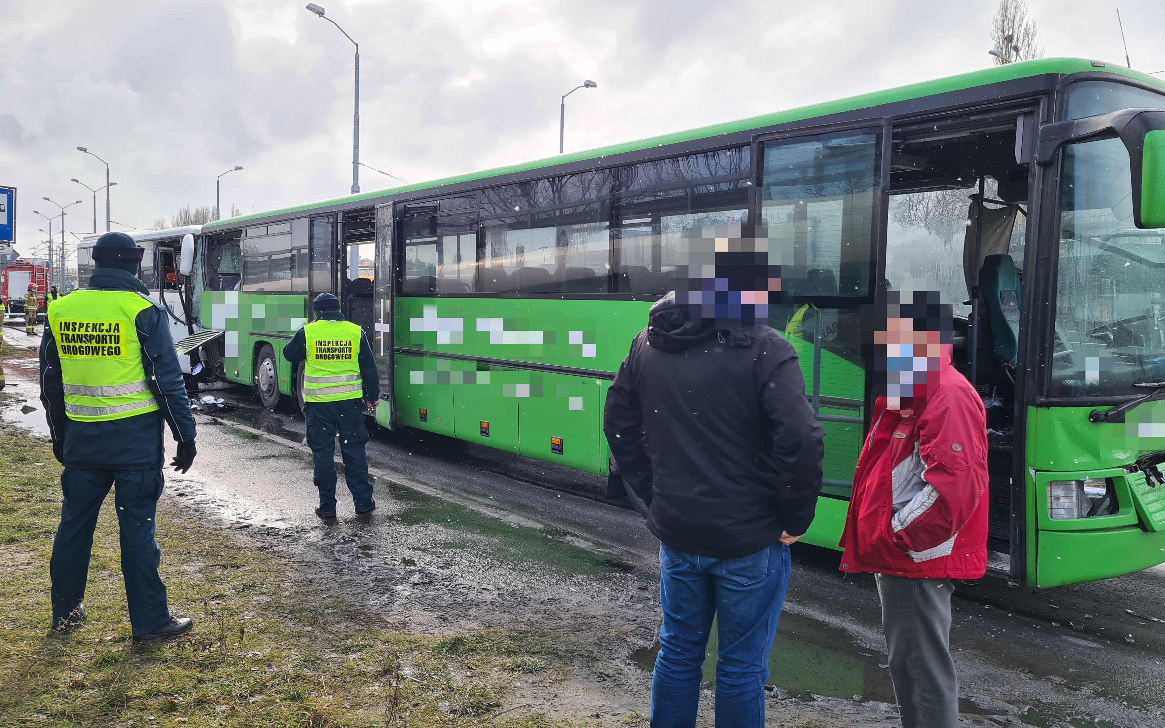 Inspektorzy ITD na miejscu wypadku autobusów w Szczecinie.