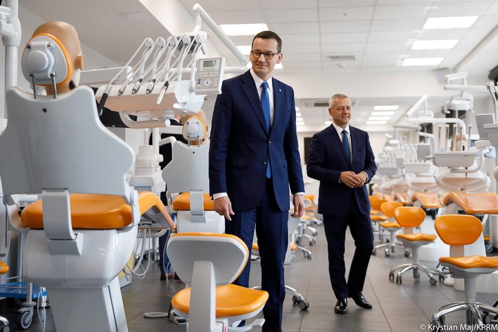 Premier zwiedza Centrum Symulacji Medycznej.