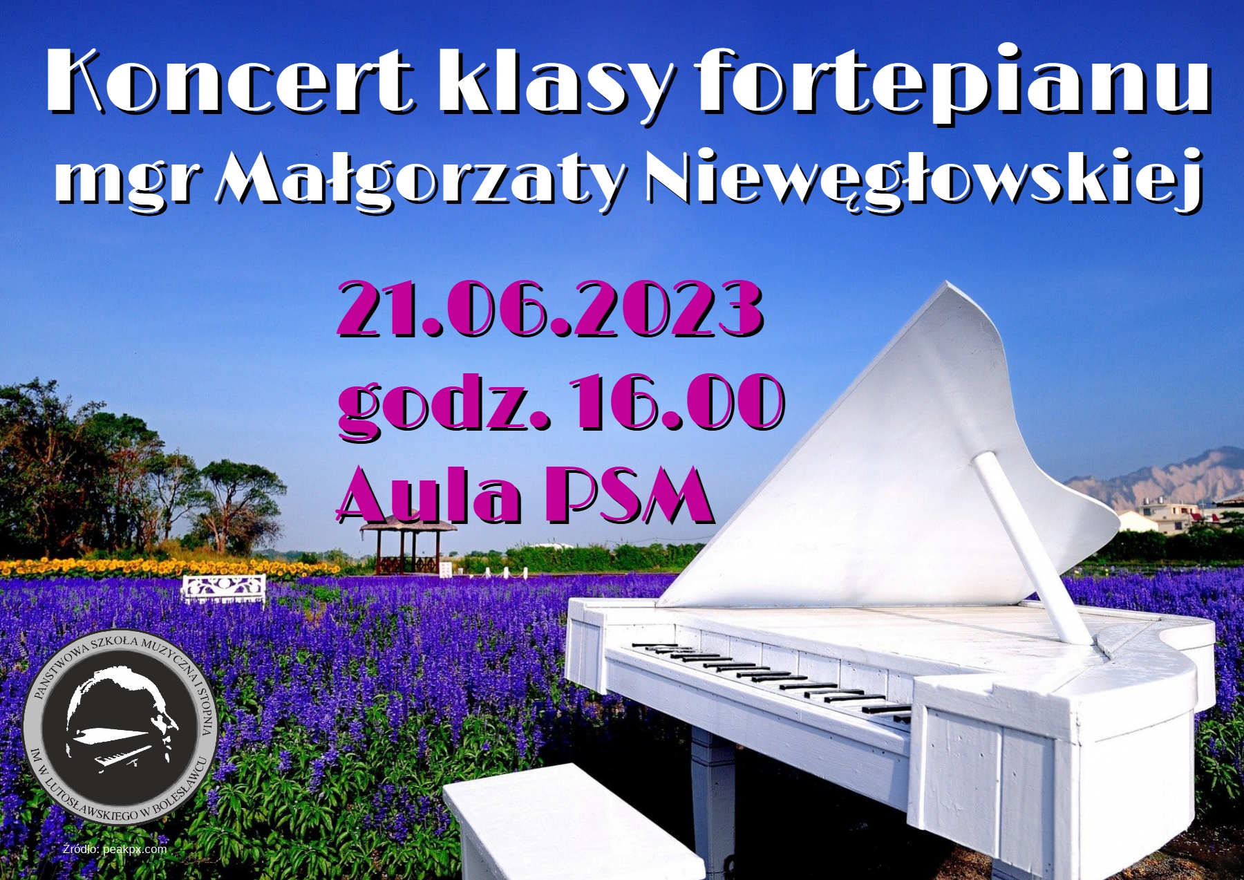 Zdjęcie przedstawiające biały, drewniany (ozdobny) fortepian w krajobrazie fioletowych kwiatów. W tle napisy: "Koncert klasy fortepianu Małgorzaty Niewęgłowskiej odbędzie się 21 czerwca 2023 r. o godz. 16.00 w auli szkoły."