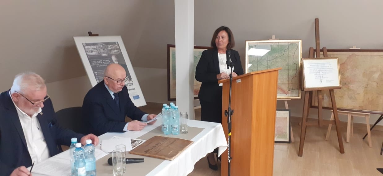 Główny Geodeta Kraju Alicja Kulka przemawia podczas uroczystości