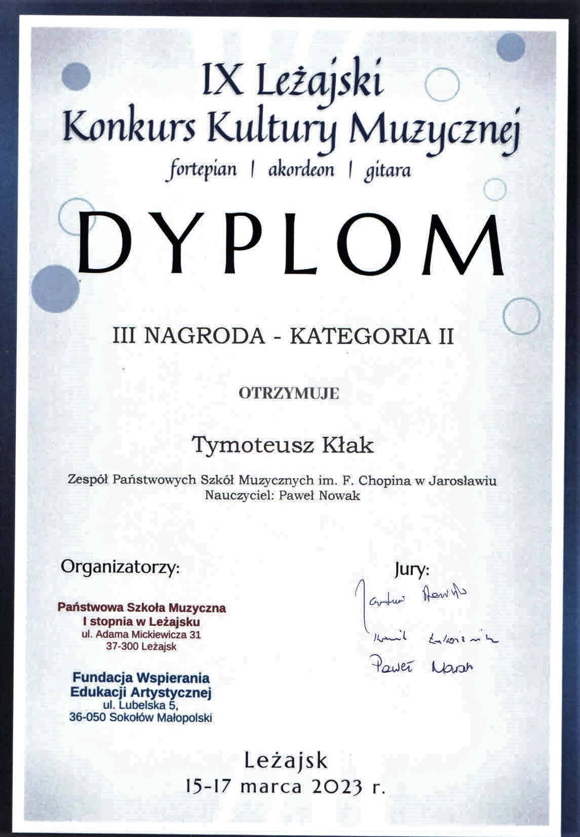 Dyplom konkursu na białym tle z granatowym obramowaniem, na górze granatowymi literami IX Leżajski Konkurs Kultury Muzycznej fortepian/akordeon/gitara III Nagroda - kategoria II otrzymuje Tymoteusz Kłak ZPSM im. F. Chopina w Jarosławiu Nauczyciel Paweł Nowak poniżej z lewej strony pieczątki organizatorów PSM I st. w Leżajsku oraz Fundacji Wspierania Edukacji Artystycznej, po prawej podpisy członków Jury. Na dole napis Leżajsk, 15-17 marca 2023 r.