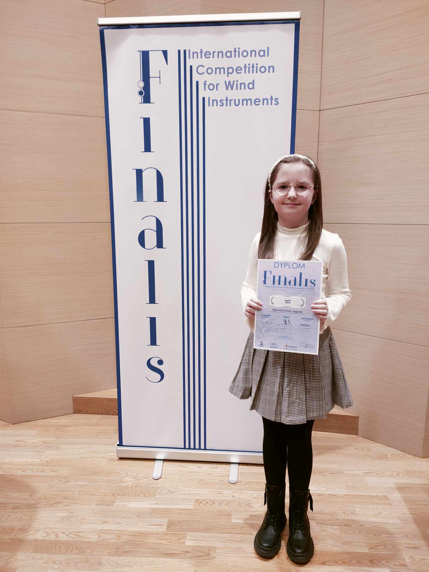 Uczennica z dyplomem