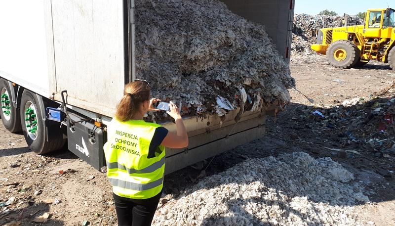 Odpady wysypujące się z ciężarówki