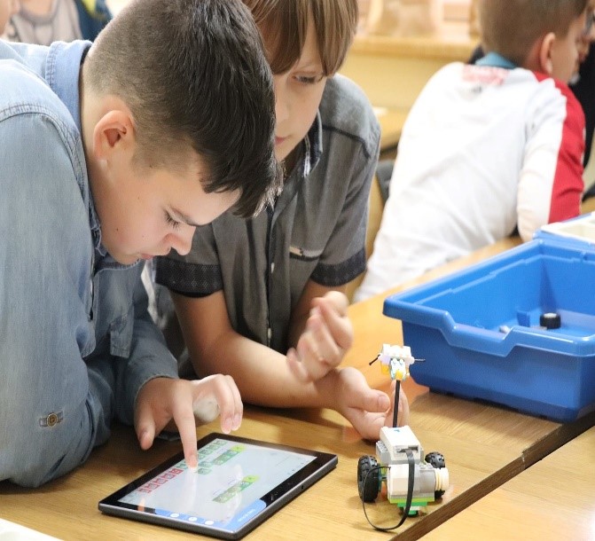 Młodzież biorąca udział w zajeciach z robotyki i programowania