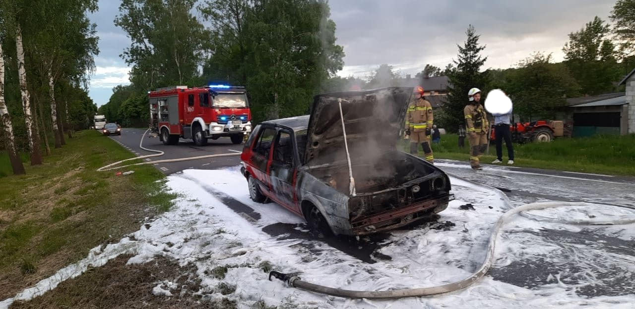 Pożar samochodu w miejscowości Wola Suchożebrska.