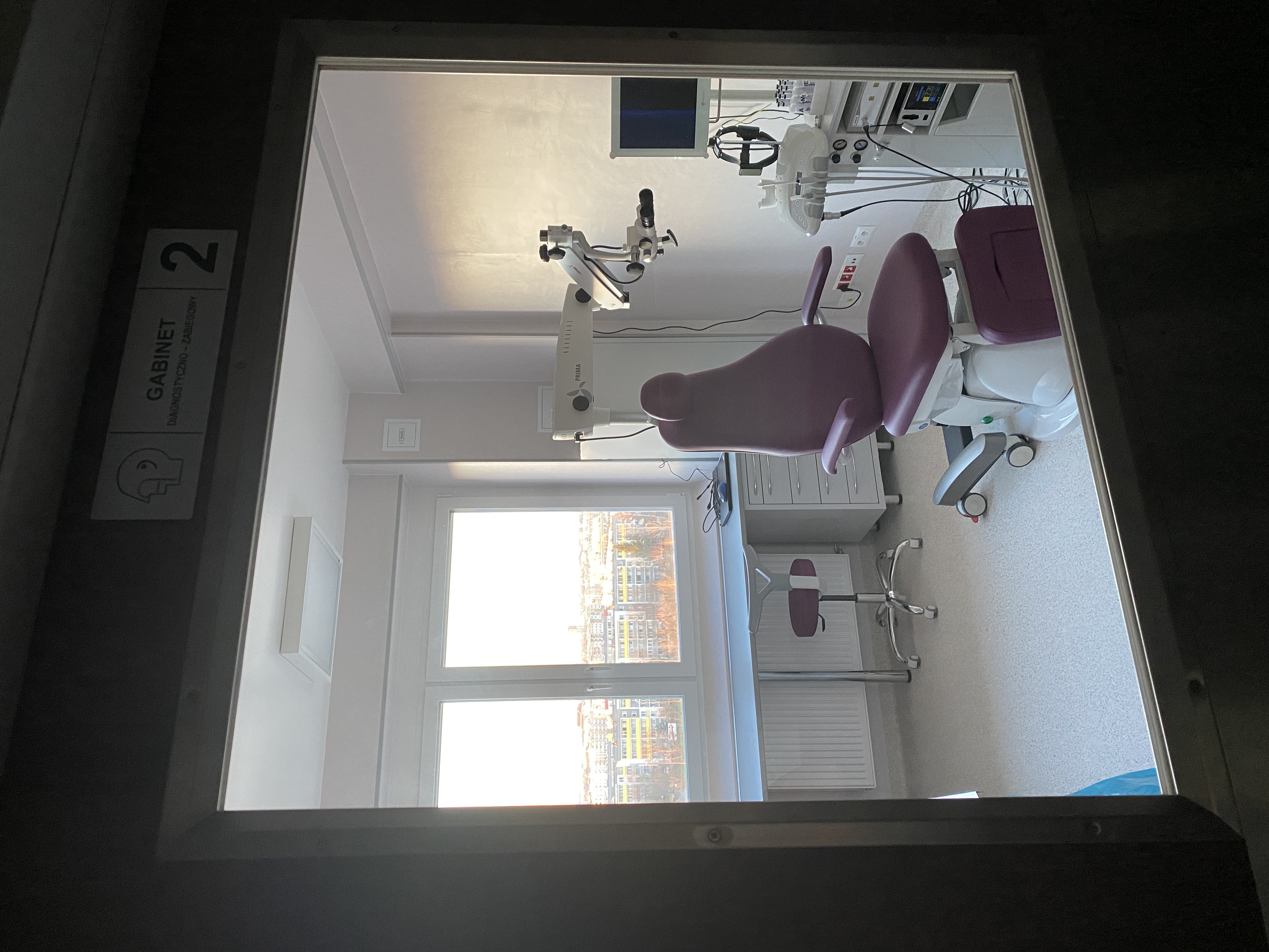 Gabinet diagnostyczno-zabiegowy w którym wykonywano zabiegi na cele opracowania „Procedury wykonywania drobnych zabiegów otorynolaryngologicznych w warunkach zagrożenia zakażeniem SARS-CoV-2” oraz prowadzono prace badawcze mające na celu opracowanie procedur badania nosa, gardła, krtani i ucha w warunkach zagrożenia wirusem SARS-CoV-2.