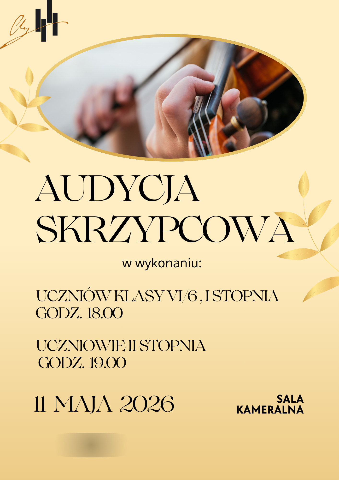 Plakat ma elegancką, minimalistyczną estetykę utrzymaną w odcieniach beżu i złota. W górnej części znajduje się owalne zdjęcie dłoni grającej na skrzypcach, otoczone subtelnymi, złotymi listkami. Tekst jest czarny, napisany klasyczną, stylową czcionką. Całość zaprasza na Audycję Skrzypcową, która odbędzie się 11 maja 2026 roku w Sali Kameralnej.