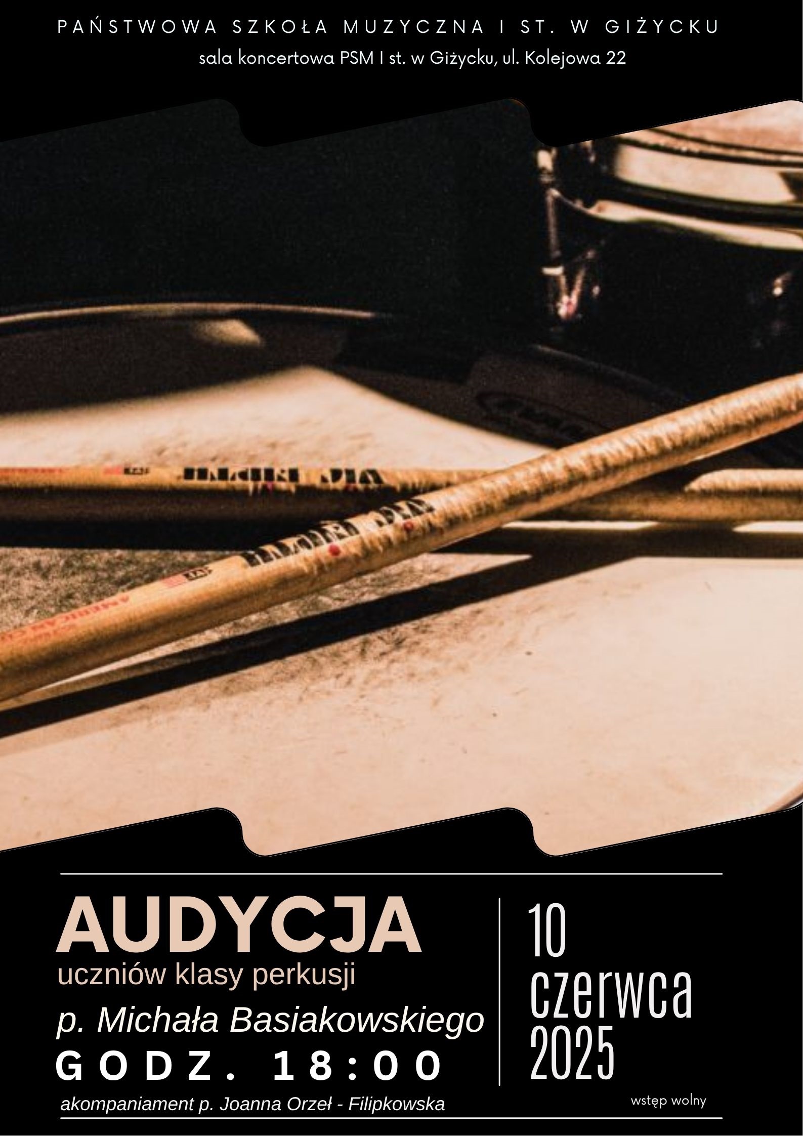 Plakat w pionie informujący o popisie uczniów klasy perkusji, który odbędzie się 10 czerwca o godzinie 18:00. Głównym elementem plakatu jest zdjęcie pałek perkusyjnych na werblu. Cały plakat w kolorystyce czerni i beżu. U dołu plakatu jasnymi listerami data i godzina wydarzenia.