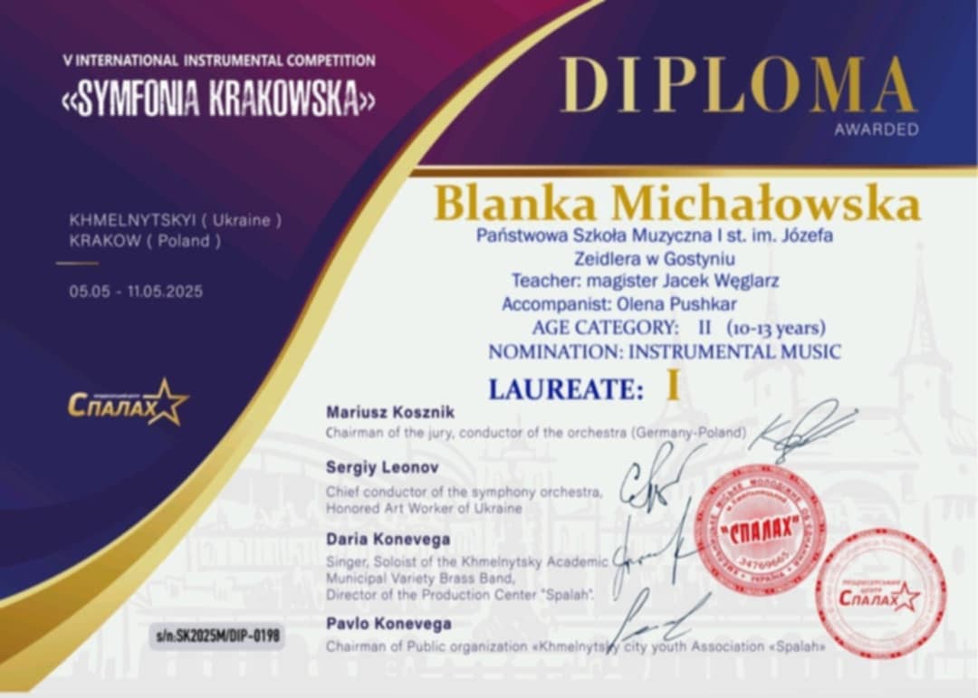 Po lewej stronie widać logo konkursu. Po prawej jest nazwisko uczennicy, która została laureatką konkursu. Na dole znajdują się podpisy jury. 