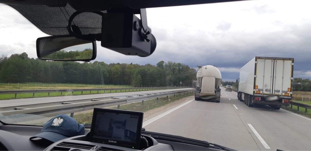 Widok z kabiny radiowozu - wyprzedzająca ciężarówka