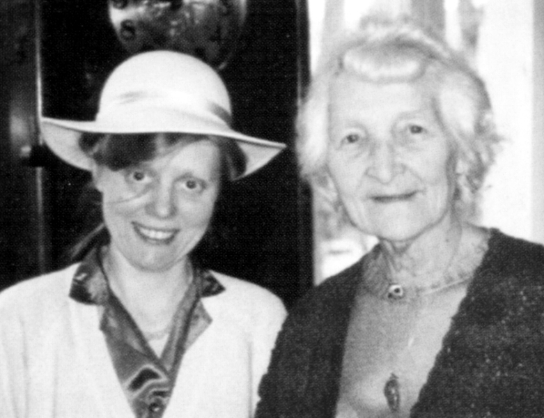 Grafika przedstawia Teresę Skiwrczyńską wraz z Haliną Nowcką-Durnaś