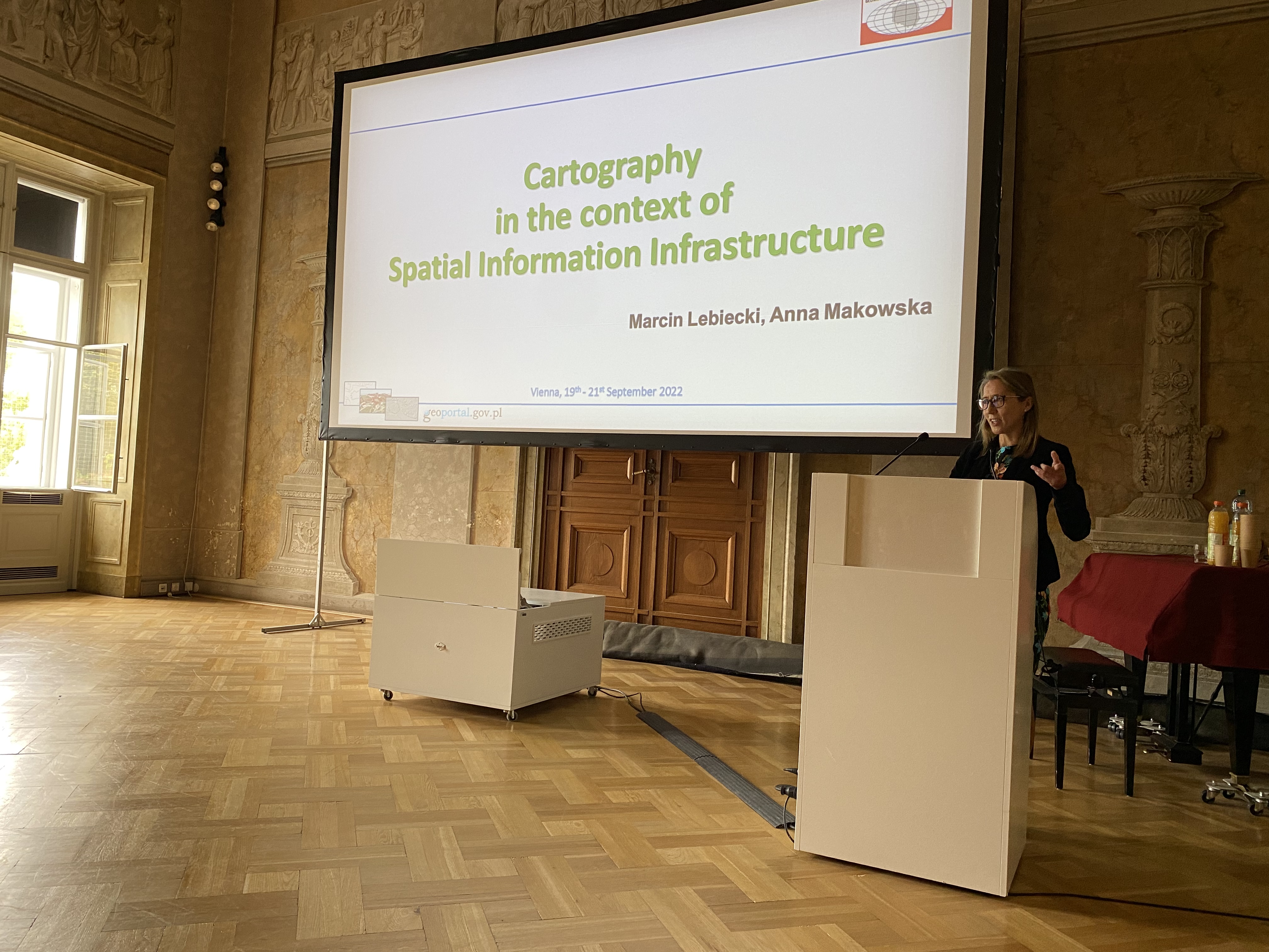 Anna Makowska z Departamentu Geodezji, Kartografii i Systemów Informacji Geograficznej z GUGIK rozpoczyna prezentację pt. cartography in the context of Spatial Information Infrastructure