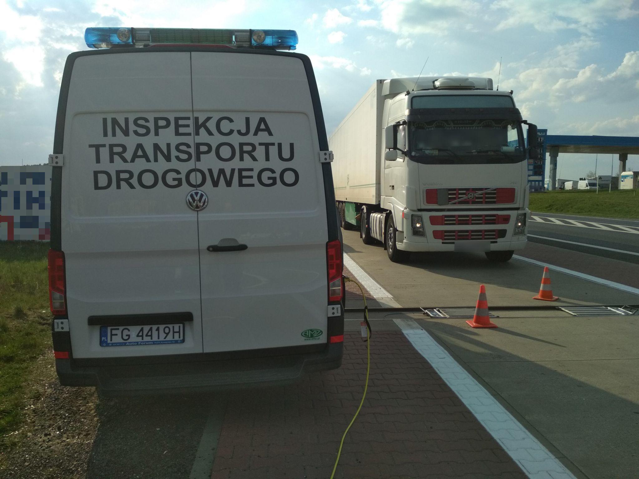 Podczas otwierania drzwi do kabiny ciężarówki inspektor musiał je przytrzymać aby kierujący nie wypadł na drogę