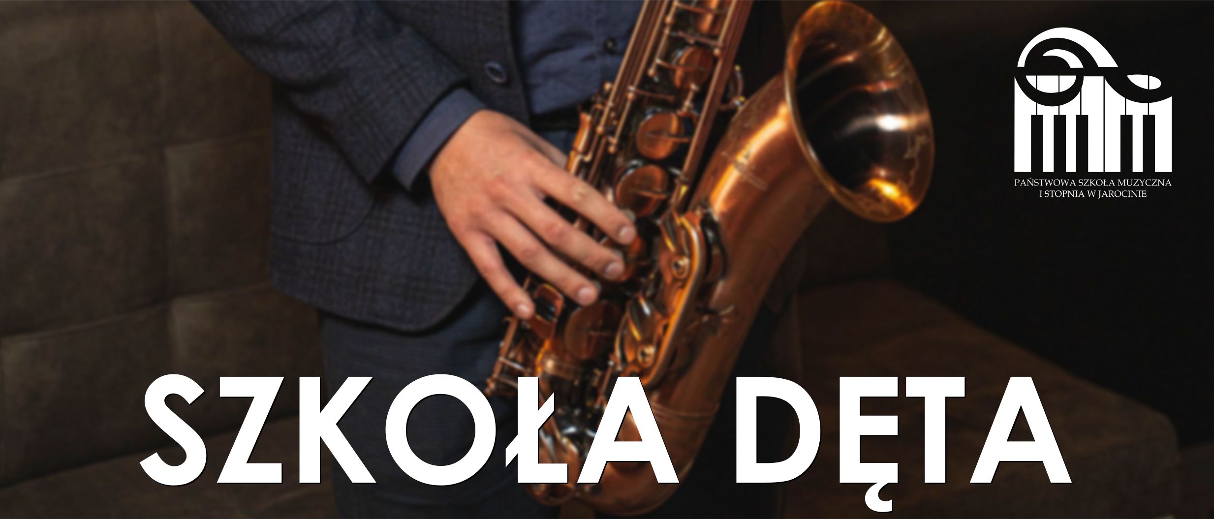Banner przedstawiający ręce osoby grającej na saksofonie. W prawym górnym rogu znajduje się logo PSM I stopnia w Jarocinie. Na dole po środku znajduje się napis "Szkoła dęta".