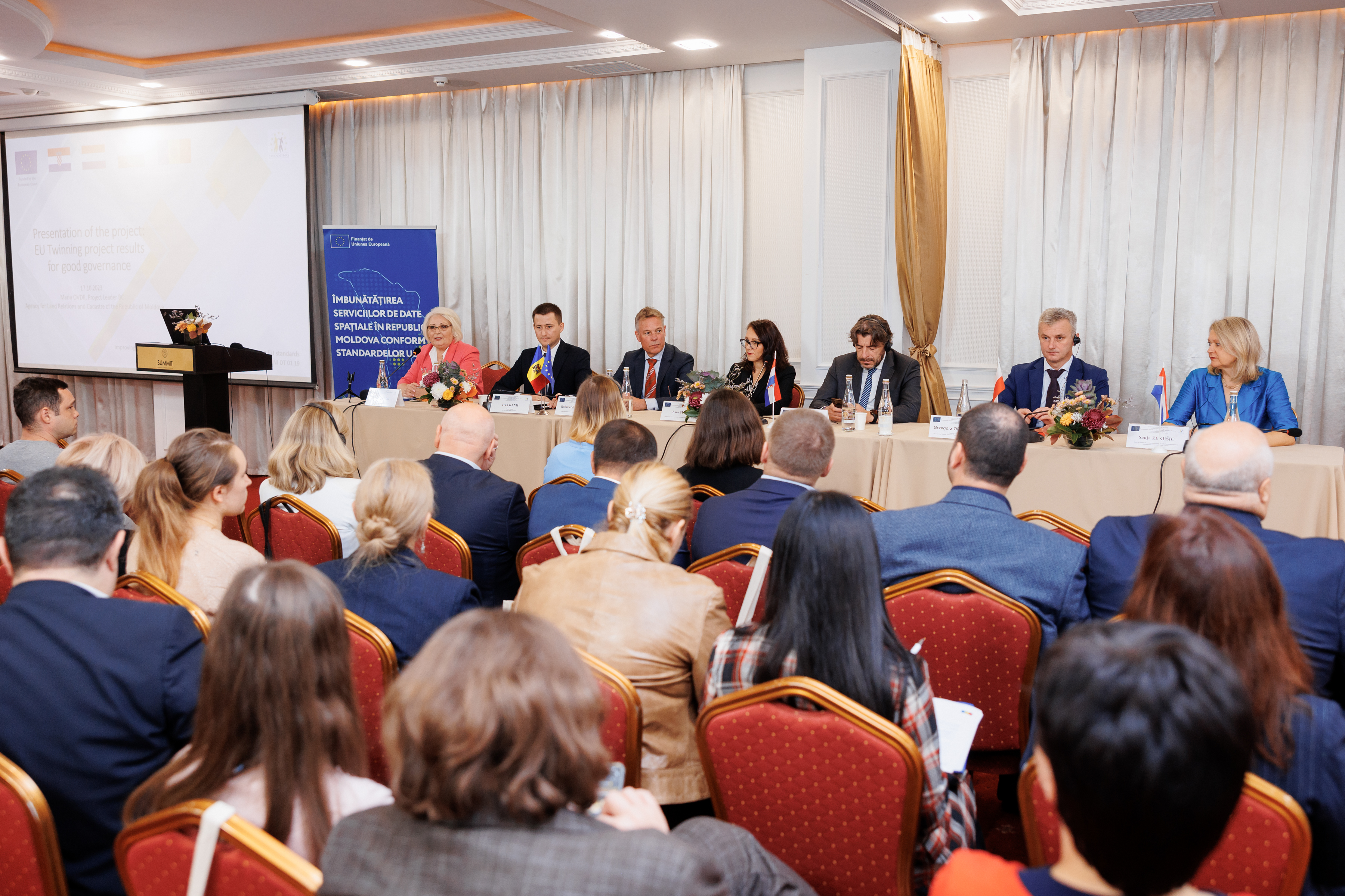 Uczestnicy konferencji kończącej rozpoczęty we wrześniu 2020 roku projekt twinningowy Udoskonalenie usług wykorzystujących dane przestrzenne Republiki Mołdawii zgodnie ze stan