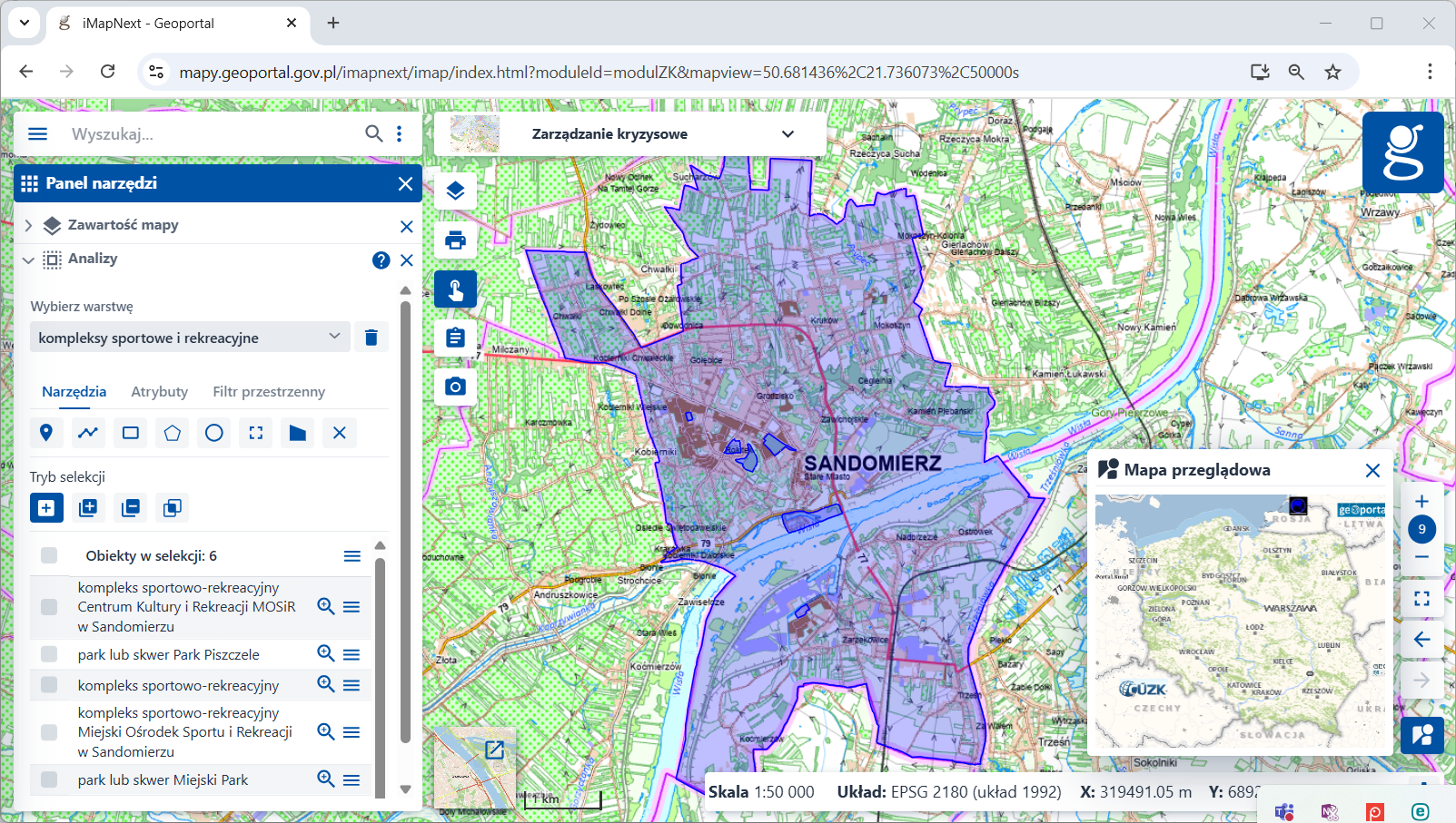 Obraz przedstawia zrzut ekranu z serwisu Geoportal.gov.pl, z modułu Zarządzanie kryzysowe, na którym widoczne są obiekty wyselekcjonowane za pomocą narzędzia Analizy BDOT10k z warstwy „Kompleksy sportowe i rekreacyjne”, zawężone do obszaru gminy Sandomierz.