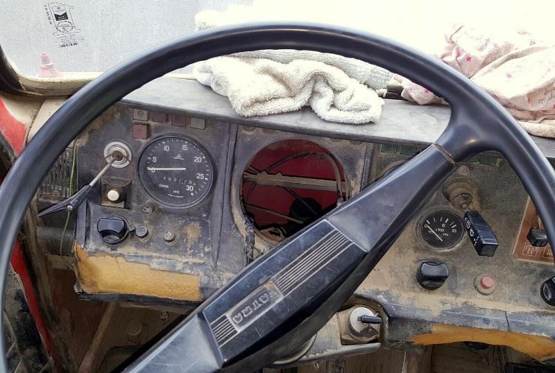 Zdekompletowana deska rozdzielcza pojazdu