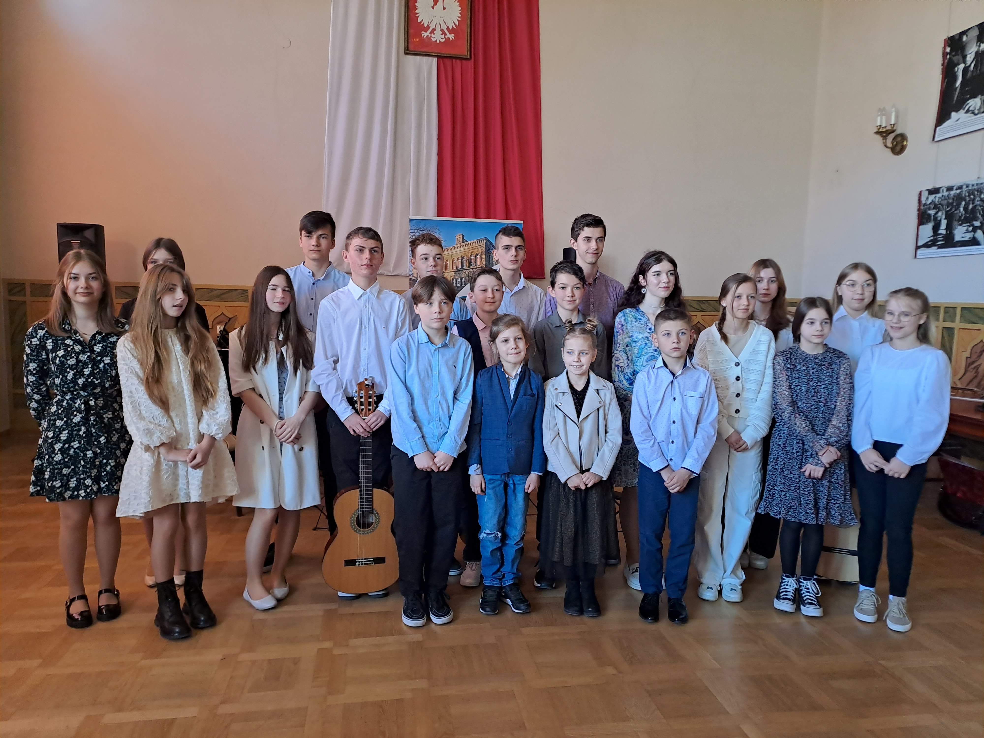 Wszyscy wykonawcy koncertu w Bystrzycy Kłodzkiej pozujący do zdjęcia