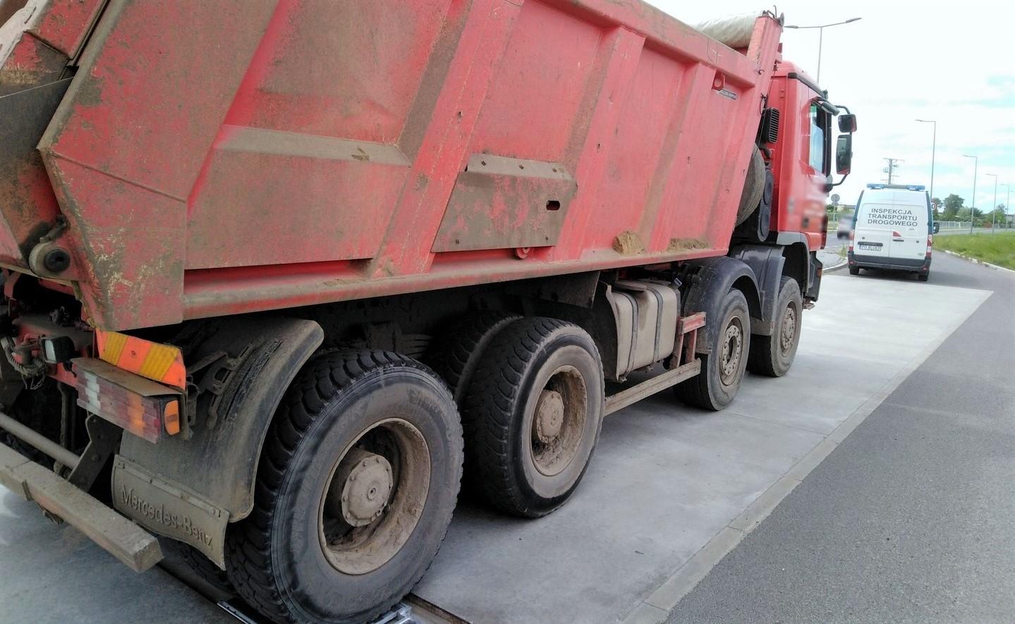 Wywrotka na wagach ITD i stojący przed nią radiowóz ITD.