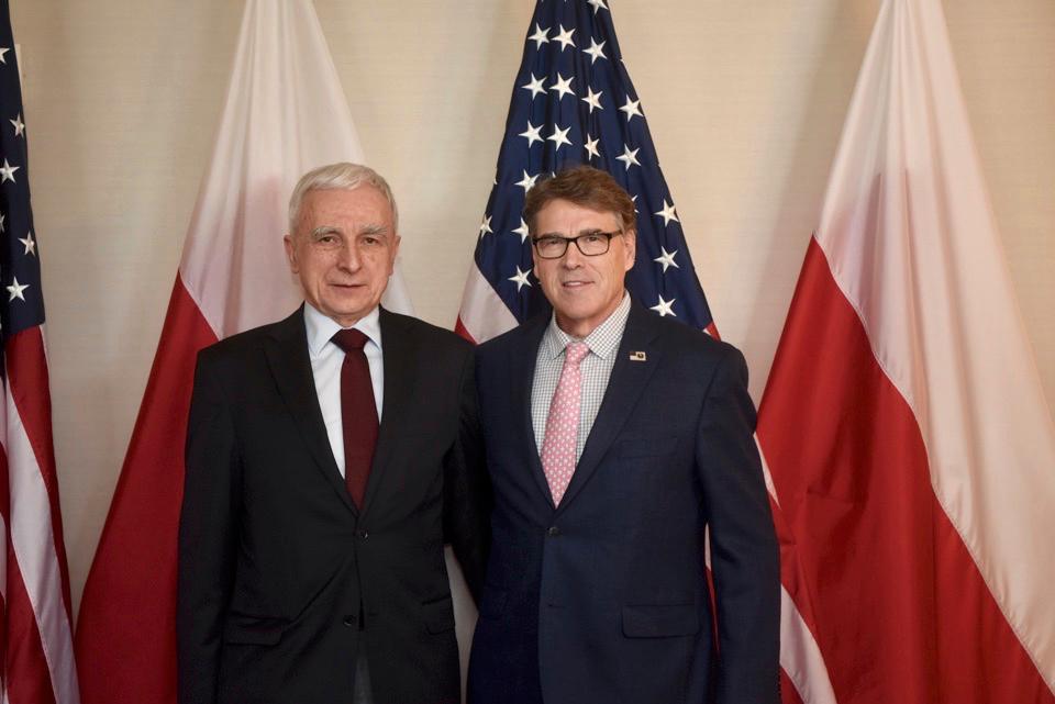 Sekretarz Stanu w Kancelarii Premiera Piotr Naimski oraz Rick Perry stoją na tle flag.