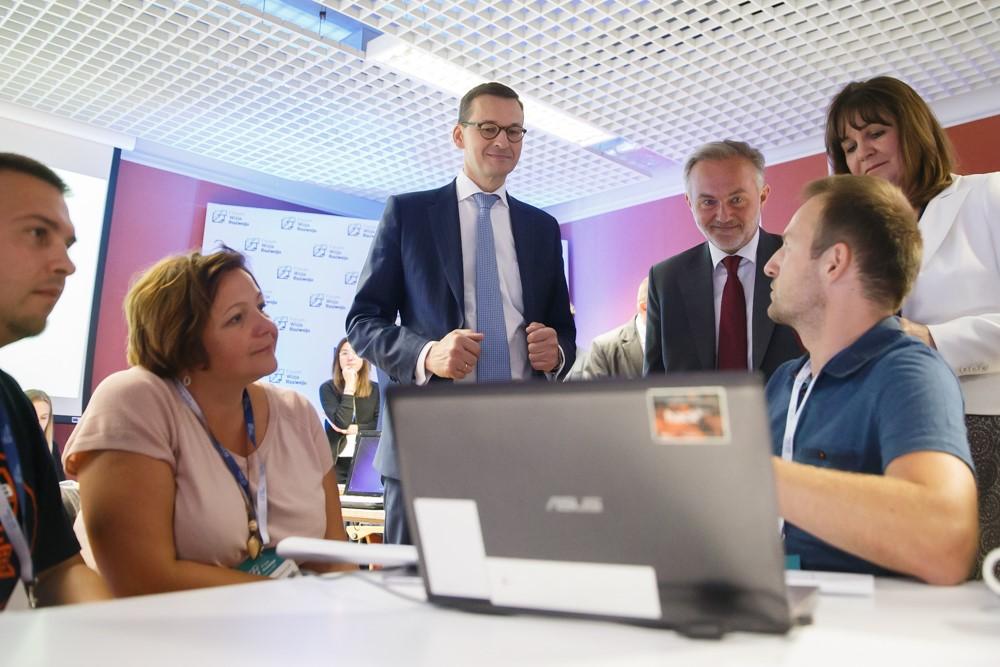 Premier Mateusz Morawiecki ogląda stosiko jednej z firm.