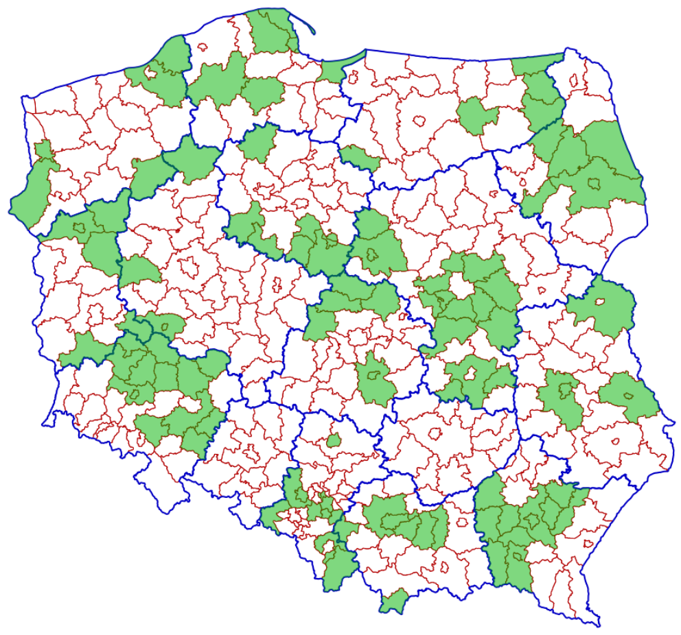 Ilustracja przedstawiająca mapę polski zawierającą granice administracyjne województw i powiatów. Kolorem zielonym zostały zaznaczone powiaty, które uruchomiły odbieranie zawiadomień elektronicznych o zmianach w Księgach Wieczystych.