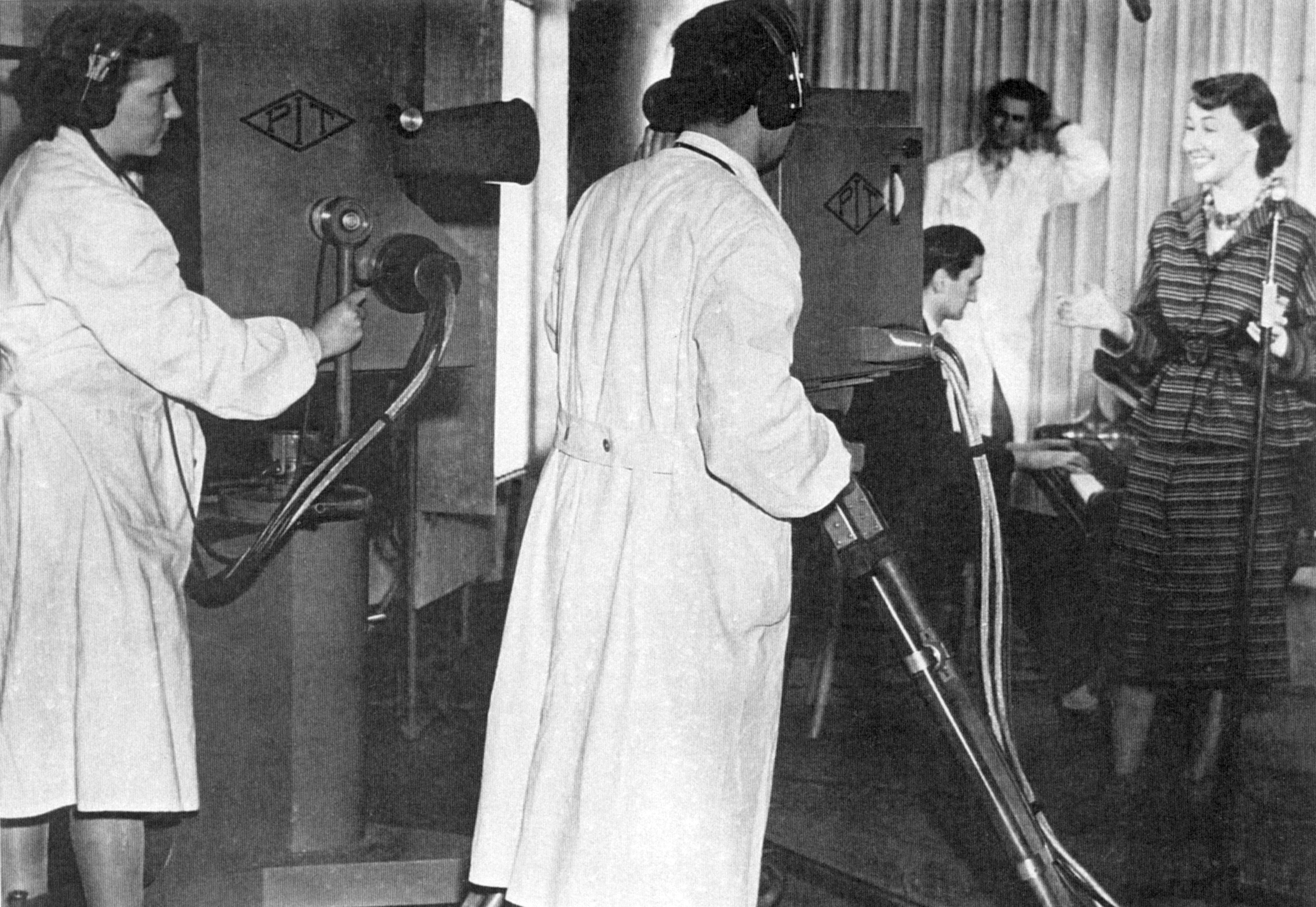 Wanda Trzebunia obsługuje jedną z kamer podczas pokazów telewizji w siedzibie Związku Nauczycielstwa Polskiego