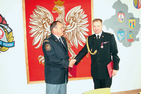 Zdjęcie przedstawia moment wymiany dokumentów porozumienia.