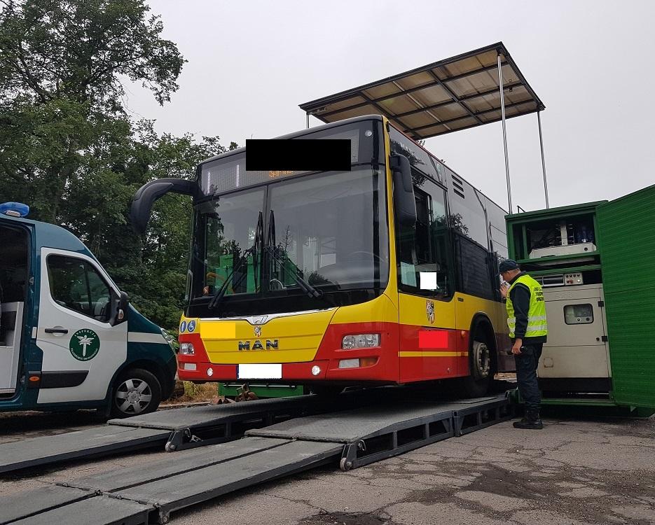 Autobus miejski na mobilnej stacji diagnostycznej