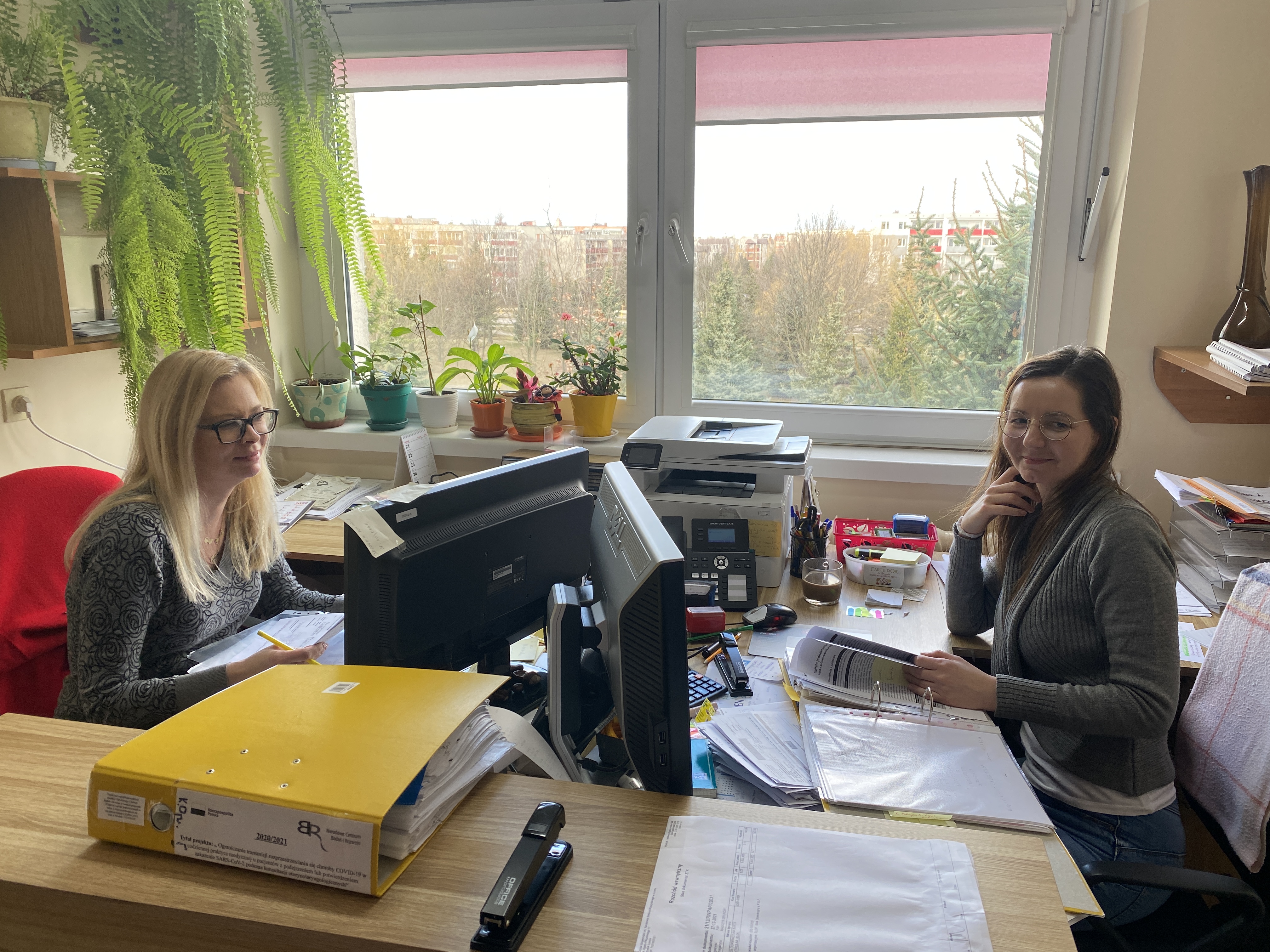 Rozliczanie finansowe projektu, pracownicy administracyjni działu księgowości, od lewej: Anna Chludzińska, Marlena Wierzbowska