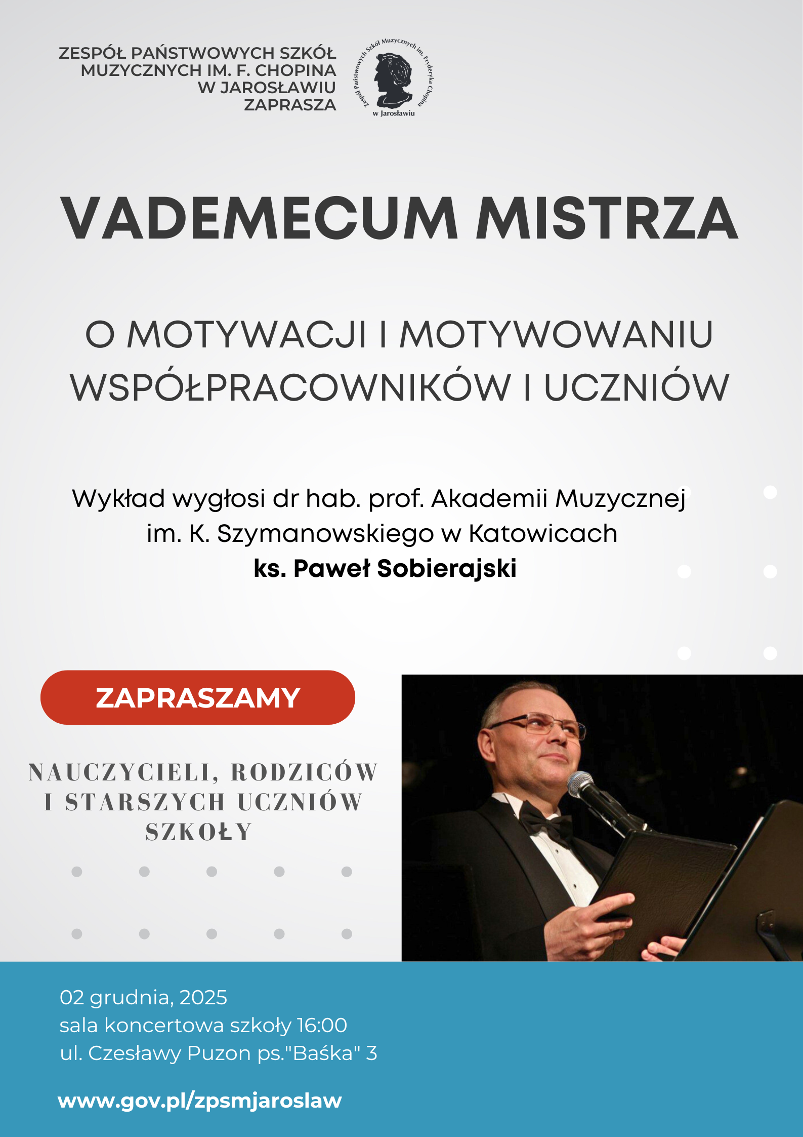 Pionowy plakat informacyjny Zespołu Państwowych Szkół Muzycznych im. Fryderyka Chopina w Jarosławiu. Nagłówek głosi: "VADEMECUM MISTRZA. O motywacji i motywowaniu współpracowników i uczniów". Wykład wygłosi ks. Paweł Sobierajski, dr hab. prof. Akademii Muzycznej im. K. Szymanowskiego w Katowicach. Na dole po prawej znajduje się zdjęcie prelegenta w eleganckim stroju z muchą, trzymającego mikrofon. Zaproszenie skierowane jest do nauczycieli, rodziców i starszych uczniów szkoły. Wydarzenie odbędzie się 2 grudnia 2025 roku o godzinie 16:00 w sali koncertowej szkoły przy ul. Czesławy Puzon ps. "Baśka" 3. Na dole adres strony internetowej szkoły.