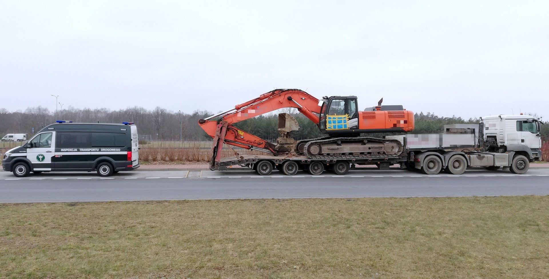 Kontrolowana ciężarówka z koparką gąsienicową i radiowóz ITD.