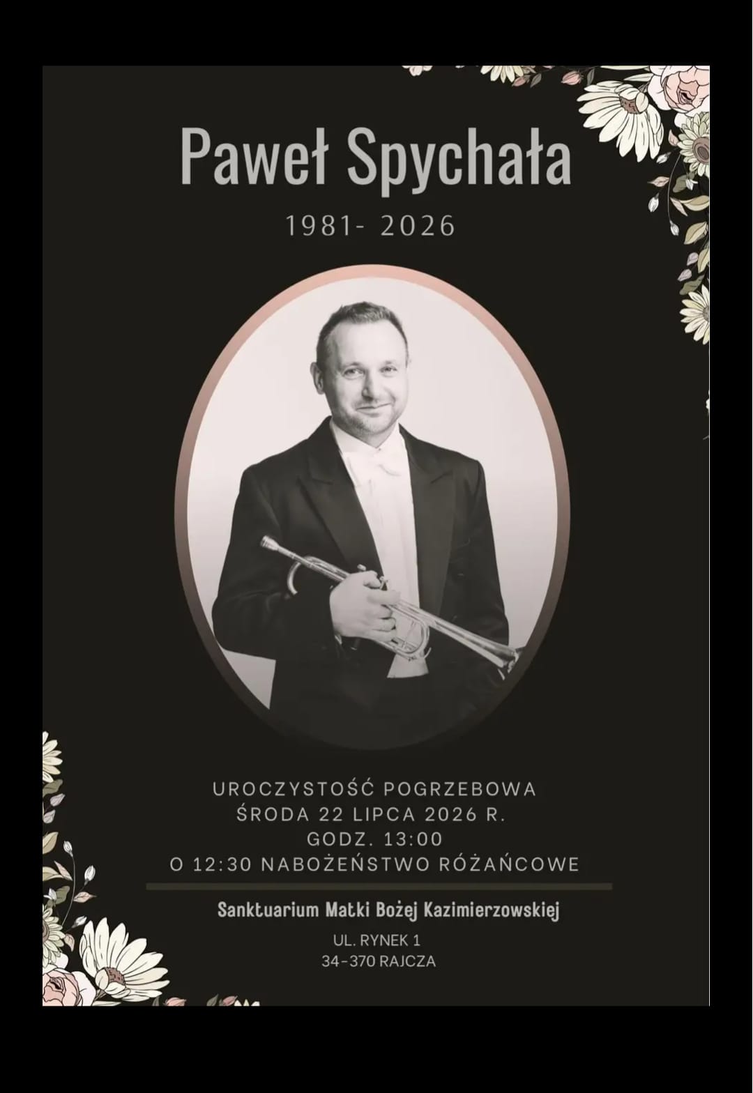 Na czarnym tle na środku zdjęcie przedstawiające mężczyznę ubranego w garnitur, trzymającego w ręce trąbkę. Powyżej tekst w kolorze białym "Paweł Spychała 1981 - 2026", poniżej zdjęcia tekst z informacjami o pogrzebie.