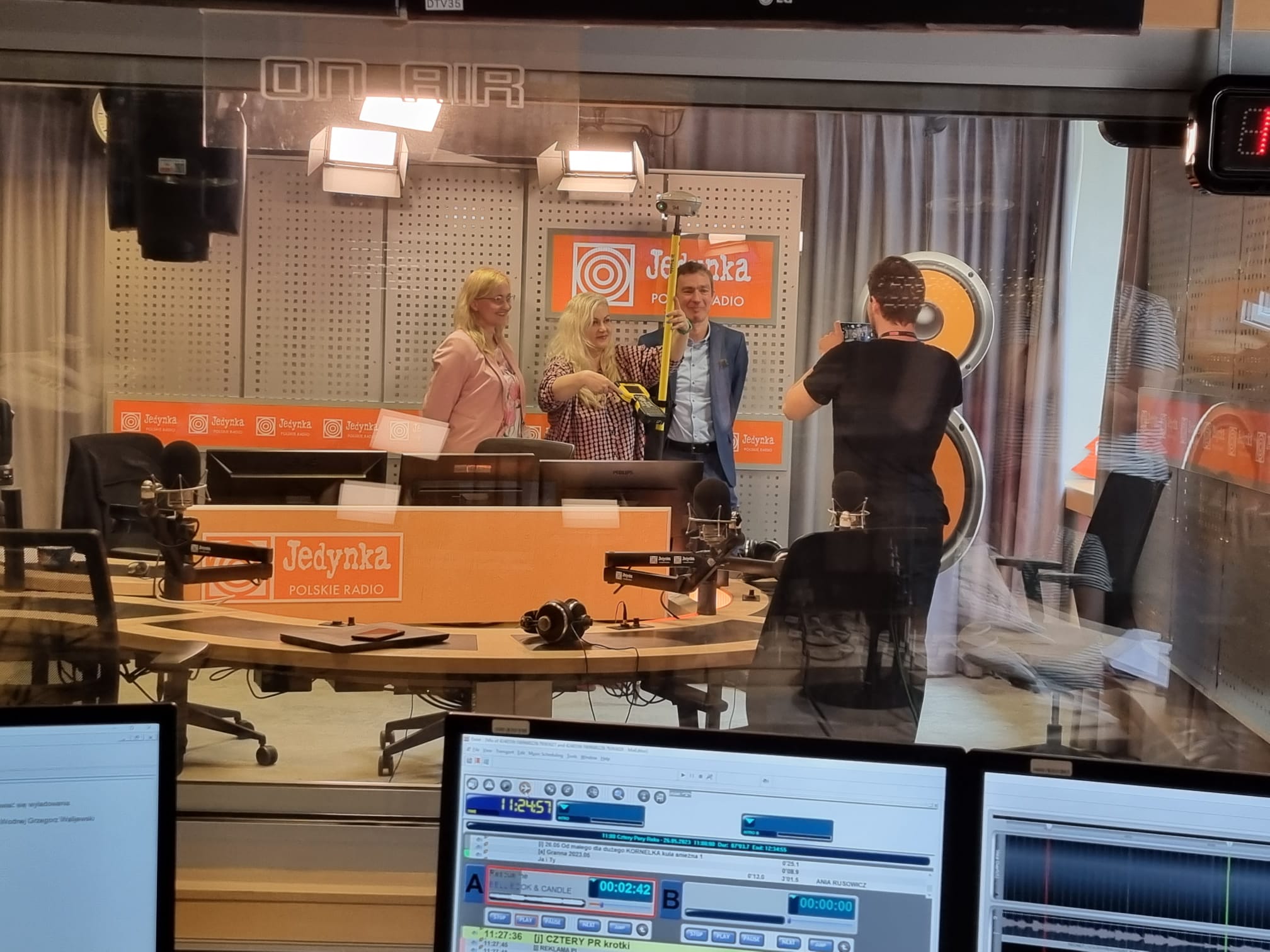 Anna Bober i Krzysztof Dworakowski z redaktor Sławą Bieńczycką podczas audycji w studiu Czterech pór roku Programu 1 Polskiego Radia