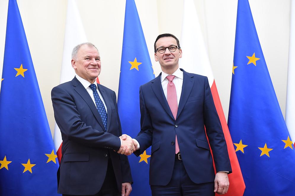 Premier Mateusz Morawiecki ściska dłoń panu Andriukaitisowi.