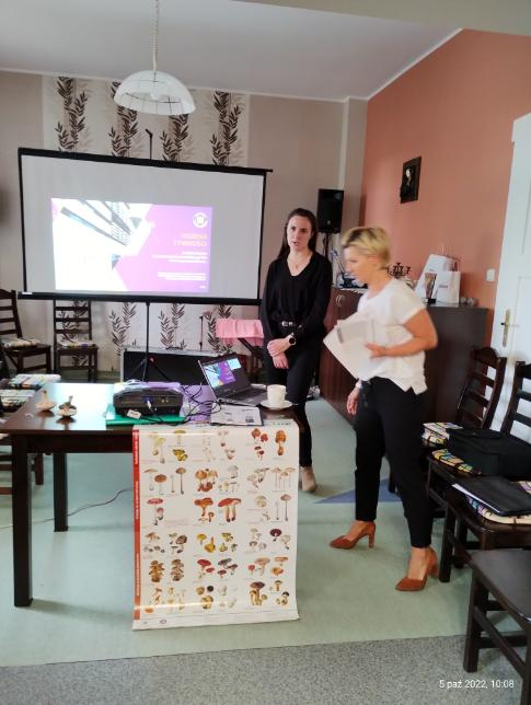 Seniorzy z Koźmina bezpiecznie zbierają grzyby - zdjęcie 