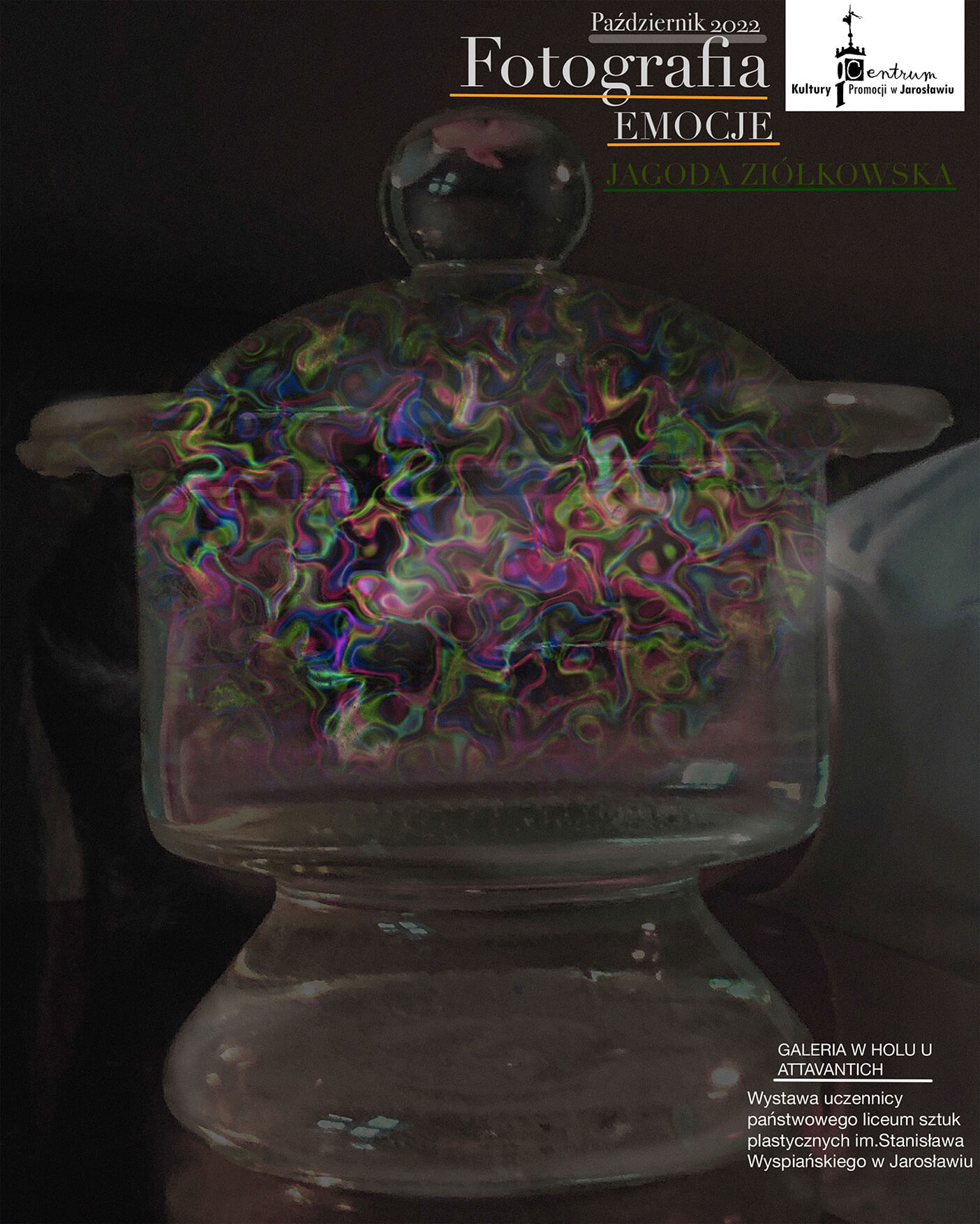 Plakat wystawy fotograficznej, na czarnym tle został centralnie umieszczony szklany słój w którym znajdują się wielobarwne elementy graficzne. Góra plakatu posiada szczegółową informację tekstową o wystawie.