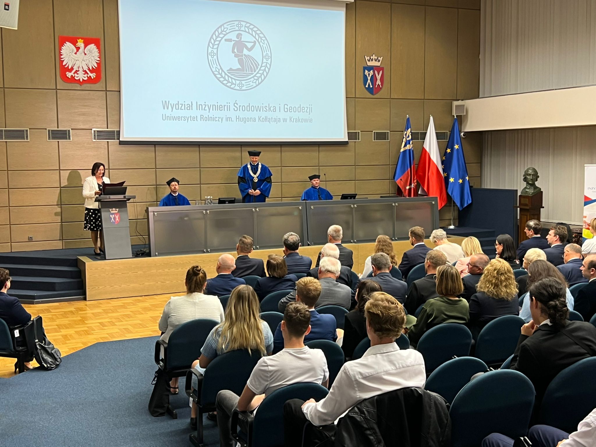 Główny Geodeta Kraju Alicja Kulka przemawia podczas Inauguracji Roku Akademickiego na Wydziale Inżynierii Środowiska i Geodezji Uniwersytetu Rolniczego w Krakowie